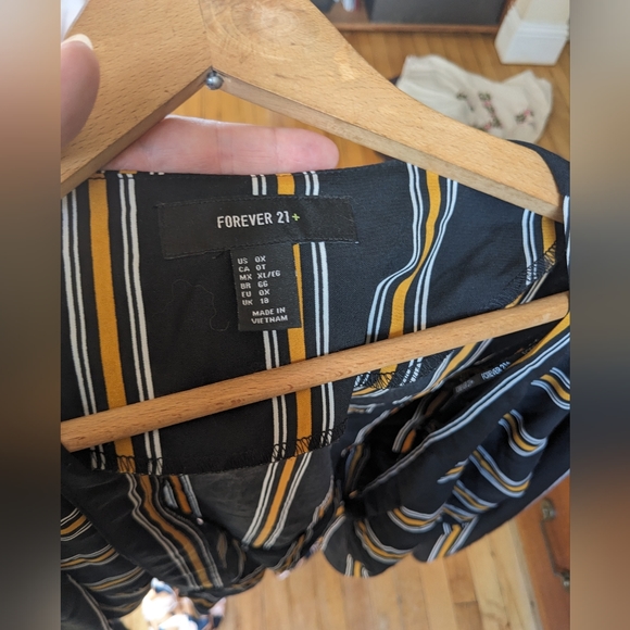 Cropped wrap top - Picture 3 of 3